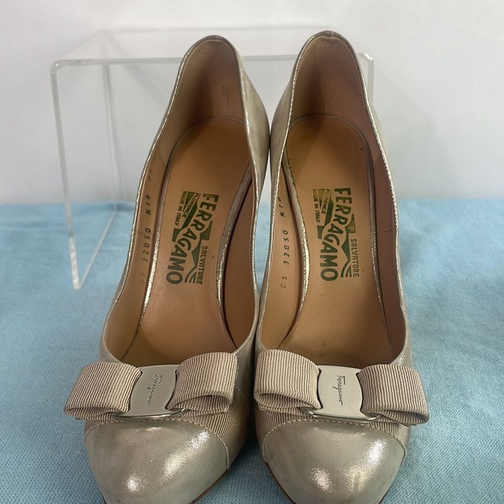 Salvatore Ferragamo Gold Stiletto Bow Front Pumps Shoes - Picture 3 of 5